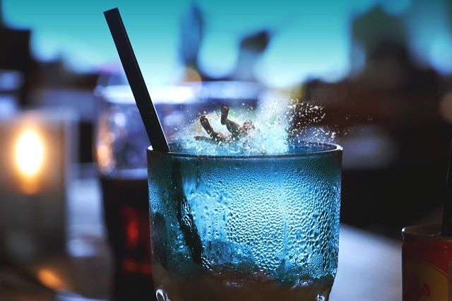 밀짚 기계를 마시는 것에 대해 어디에서 배워야합니까?